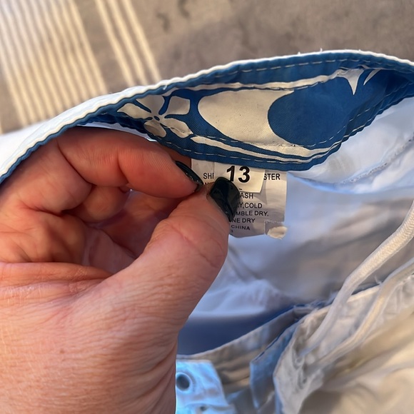 White O’Neill board shorts - Picture 6 of 7